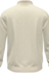 Sweater de tejido tipo waffle en color beige, con cuello polo, cierre frontal parcial con botones y mangas largas con puños elásticos.