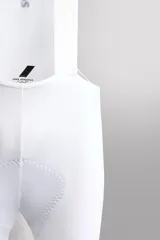 Culotte corto de ciclismo Zara Athleticz de color negro, confeccionado en tejido elástico ligero, con tirantes elásticos blancos, costuras flatlock antiabrasión y badana ergonómica.