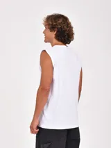 Musculosa negra con cuello redondo y sisas amplias. Estampado frontal con texto en blanco que incluye "GEORGIA", "USA", "SINCE 1998" y "UNITED STATES OF AMERICA BEST EVER".