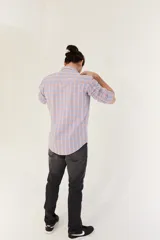 Camisa de hombre a cuadros celestes y rosa claro, de manga larga con puños abotonados y cuello clásico.