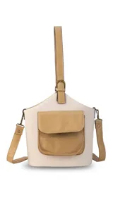 Matero de diseño estructurado en color beige con textura tipo telar, cuenta con un bolsillo frontal en cuero sintético color tostado con el logo de la marca grabado. Incluye asa de mano superior con hebilla ajustable y correa larga desmontable para llevar al hombro.