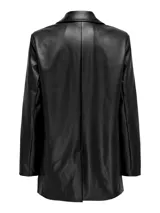 Blazer largo de corte oversize confeccionado en material efecto cuero, con cierre frontal de un botón, solapas clásicas y bolsillos laterales con solapa. Cuenta con forro interior de poliéster.