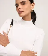 Blusa de manga larga confeccionada en viscosa sostenible, color azul marino, con cuello alto.