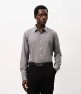 Camisa masculina Marfinno de corte slim en tono azul acero, confeccionada con cuello inglés, manga larga con puños abotonados y cierre frontal con botones. Incorpora tecnología Easy Care Performance para mayor elasticidad y facilidad de planchado.