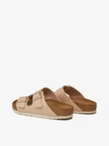Sandalias Birkenstock modelo Arizona, color beige, con dos correas ajustables con hebillas metálicas y plantilla anatómica de corcho y látex cubierta de ante.