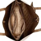 Set de cartera tipo tote y bolso de mano Guess, con estampado de monograma de la marca en color marrón y beige. Incluye un pequeño accesorio colgante tipo sobre.