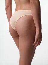 Bombacha tipo colaless de tela punto rib con textura acanalada, color rosa claro. Presenta ribetes elásticos en cintura y piernas para un ajuste suave y cómodo.