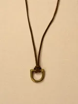 Collar con cordón de cuero marrón y dije de estribo metálico en color dorado.