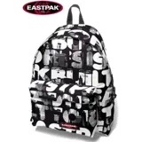Mochila Eastpak negra con estampado de letras blancas. Tiene un compartimento principal con cierre, un bolsillo frontal con cierre y correas acolchadas ajustables.