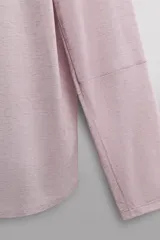 Camiseta de running de manga larga confeccionada en tejido técnico semitransparente, ligero y elástico. Presenta cuello redondo, aberturas laterales en el bajo y acabados termofijados.