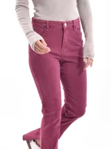 Pantalón de jean negro de tiro alto, corte recto y aberturas en el ruedo.