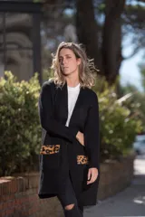 Saco largo negro con cuello mao y bolsillos de cuero con estampado animal print.