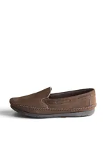 Mocasines de cuero marrón Pierre Bogalle, diseño clásico con costuras visibles alrededor de la puntera y suela plana.