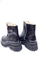 Botas negras de cuero con caña media, cierre lateral con cremallera y suela de plataforma track.