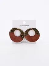 Aros colgantes con forma circular, divididos en dos secciones: una superior dorada con textura irregular y una inferior de madera color marrón.
