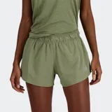 Shorts de running para mujer, color verde claro, con forro interior y cordón ajustable. Presenta detalles reflectantes y bolsillos con cierre.
