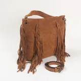 Cartera de hombro color marrón, confeccionada en gamuza, con diseño de flecos laterales y correa ajustable extraíble.