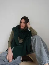 Pashmina rectangular color beige claro, de tejido suave y liviano. Ideal para usar como chalina o bufanda.