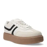 Championes urbanos Miss Carol modelo Korel, color beige con detalles en negro. Presentan una suela de plataforma color tostado con textura rugosa, puntera reforzada y perforaciones decorativas en la parte superior.