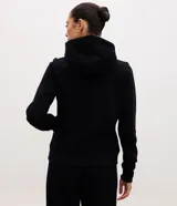 Campera deportiva de corte regular, color beige, con capucha ajustable mediante cordones, cierre frontal de cremallera y bolsillos laterales. Confeccionada en tejido de algodón y poliéster.