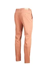 Pantalón chino para hombre de la marca RKF, modelo Turin, confeccionado en algodón elastizado con tecnología Natural Flex para mayor comodidad y flexibilidad. Presenta un diseño clásico de corte recto en color naranja, con trabillas para cinturón y cierre frontal con botón y cremallera.