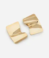 Par de caravanas de diseño rectangular con acabado martillado y superficie curva, confeccionadas en latón con baño dorado.
