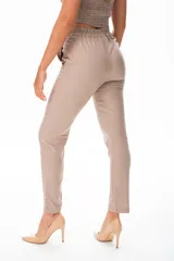 Pantalón de vestir color beige con bolsillos laterales y corte recto.