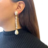 Aros largos colgantes con perlas de río y gota de vidrio con baño de nácar.
