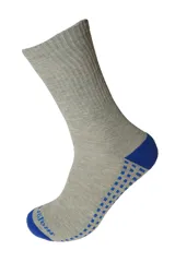 Media deportiva a media caña de color gris melange, con puntera y talón reforzados en color azul. Presenta una suela con diseño antideslizante de pequeños cuadrados azules y tejido acanalado en la caña.