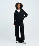 Saco femenino de algodón con capucha ajustable, mangas largas, cierre frontal con cremallera y bolsillos laterales.