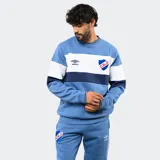 Buzo de felpa Umbro del Club Nacional de Football, con diseño de bloques de color en azul, rojo y blanco. Presenta cuello redondo, puños y ruedo acanalados, con el logo de la marca y el escudo del club bordados en el pecho.