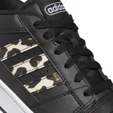 Championes de perfil bajo Adidas Break Start Low, color negro con detalles de estampado animal print de leopardo en las tres tiras laterales y en el talón. Cuenta con suela de goma blanca y cordones negros.