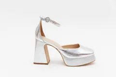 Zapatos de tacón con plataforma, color rojo, con correa al tobillo y hebilla redonda.