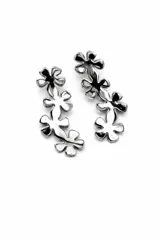 Aros colgantes con diseño de flores encadenadas en acrílico espejado color cobre.