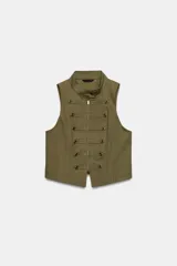 Chaleco verde militar entallado, de cuello subido y manga sisa, con detalle de aplicación de botones frontales y cierre con cremallera.