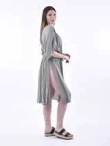 Kimono playero blanco con ajuste en la cintura y aberturas laterales.