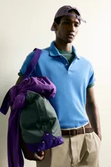 Sudadera polo regular fit de manga corta color mostaza, confeccionada en tejido con mezcla de algodón e interior de rizo, con cuello solapa y cierre frontal de botonadura.