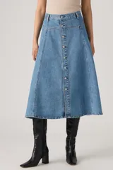 Falda midi de denim en tono azul clásico, con corte evasé, tiro medio, costuras yugulares destacadas y cierre frontal con botones metálicos.