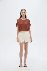 Short de algodón color natural de tiro alto, con detalles de broderie en el ruedo.