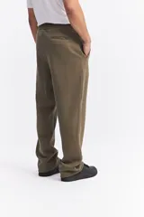 Pantalón de algodón de corte recto y estilo relajado, color beige. Cuenta con cintura elástica con cordón de ajuste, bolsillos laterales y logo de la marca estampado discretamente en el frente.