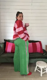 Pantalón de jogging tipo track de plush color verde, con cintura elástica y franja lateral de terciopelo en color rosa.