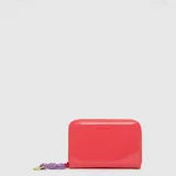 Billetera de charol marca Bubba, color rosado, con cierre perimetral y tirador de cordón con detalles en amarillo y naranja.