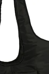 Bolso shopper color canela, con bolsillo frontal y doble asa de hombro.