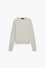 Jersey de lana 100% color gris claro, con cuello redondo y manga larga.