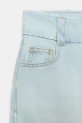 Jeans de tiro alto con cintura ancha, diseño de cinco bolsillos y pernera recta. Cierre frontal con cremallera y botón metálico.