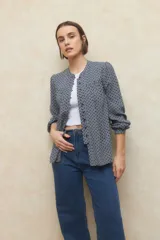 Camisa estampada de manga larga con puños elastizados, cuello mao y botones a tono.