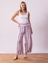 Pantalón wide leg de lino con cintura elastizada y estampado a rayas verticales en tonos lila, rosa, gris y blanco.