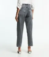 Pantalón de jean recto color gris, con cintura mediana, bolsillos delanteros y traseros, y cierre con botón y cremallera.