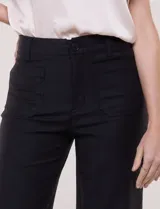 Jean wide leg de tiro alto marca Dictionary, color negro, con pretina con pasadores, botón, cierre y bolsillos delanteros y traseros.