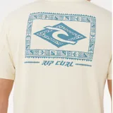 Remera Rip Curl modelo Legacy de color beige, con manga corta, cuello redondo y pequeño estampado gráfico azul en el pecho.